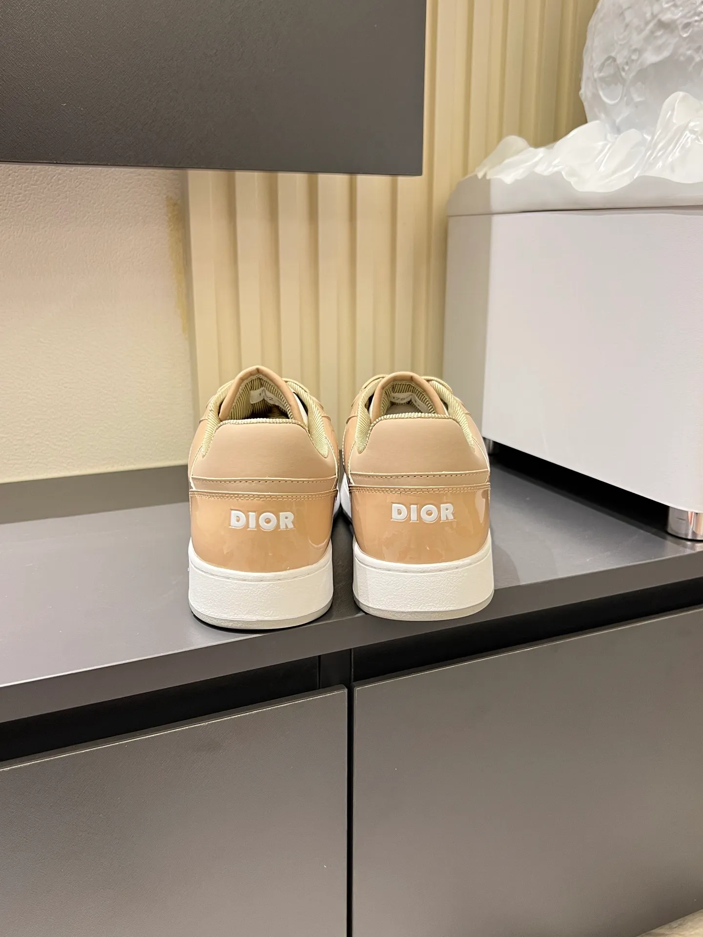 Men's shoes 💰p400 "Dio*" mid-top B27 casual sneakers. This B27 high-top sneaker is a new product in the series and continues Di*r's classic style. Crafted from gray and white smooth calf leather with beige and black Oblique print panels on the sides. The "CD Icon" shaped shoelace eyelets are clever and delicate, and the two-color rubber sole, rear collar and heel are all equipped with the brand's iconic details to enhance the style. Oblique printed straps at the ankle allow for an adjustable fit to complement the overall design. Fashionable and versatile, it can complement any look. Create an exquisite design with unique dynamic vitality and modern atmosphere, presented in low-top and high-top styles. This new must-have shoe adds a new dimension to Dior's archive heritage, embodying modern elegance. Purchase the original version and make it 1:1. If you need top quality, please come to me! Male 38-44!